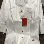ヴィヴィアンウエストウッドのシャツ 日本では手に入りにくいものなので、買えて嬉しいです。